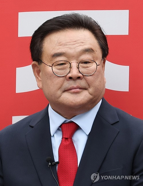 서울시교육감 보궐선거를 한 달여 앞둔 5일 조전혁 전 한나라당 의원이 서울시교육청 앞에서 출마 선언 기자회견을 하고 있다.   [연합뉴스]